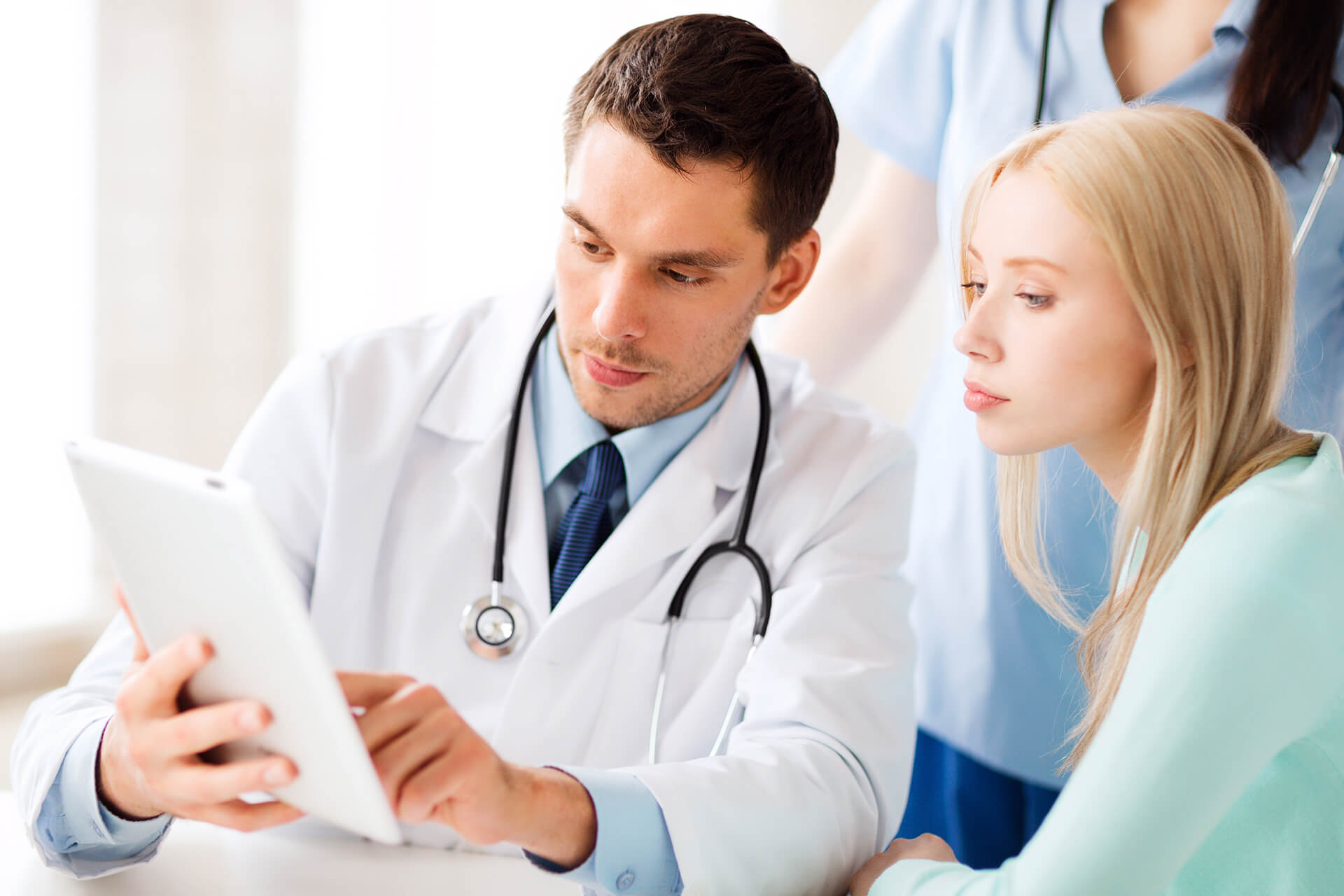 Profesional de la salud durante una consulta